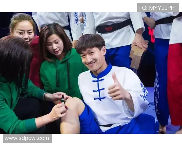 足球明星倾情送礼物温暖球迷心灵传递爱与希望