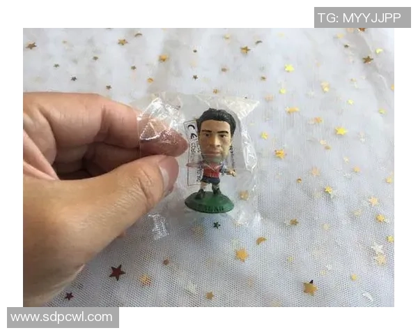 足球明星小版手办带你领略球场魅力与收藏乐趣的完美结合